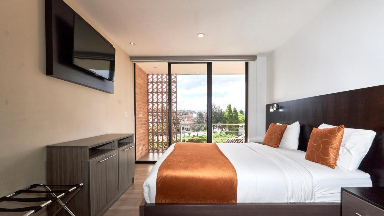 Hotel & Suites En Cuenca, Venue Batan クエンカ エクステリア 写真