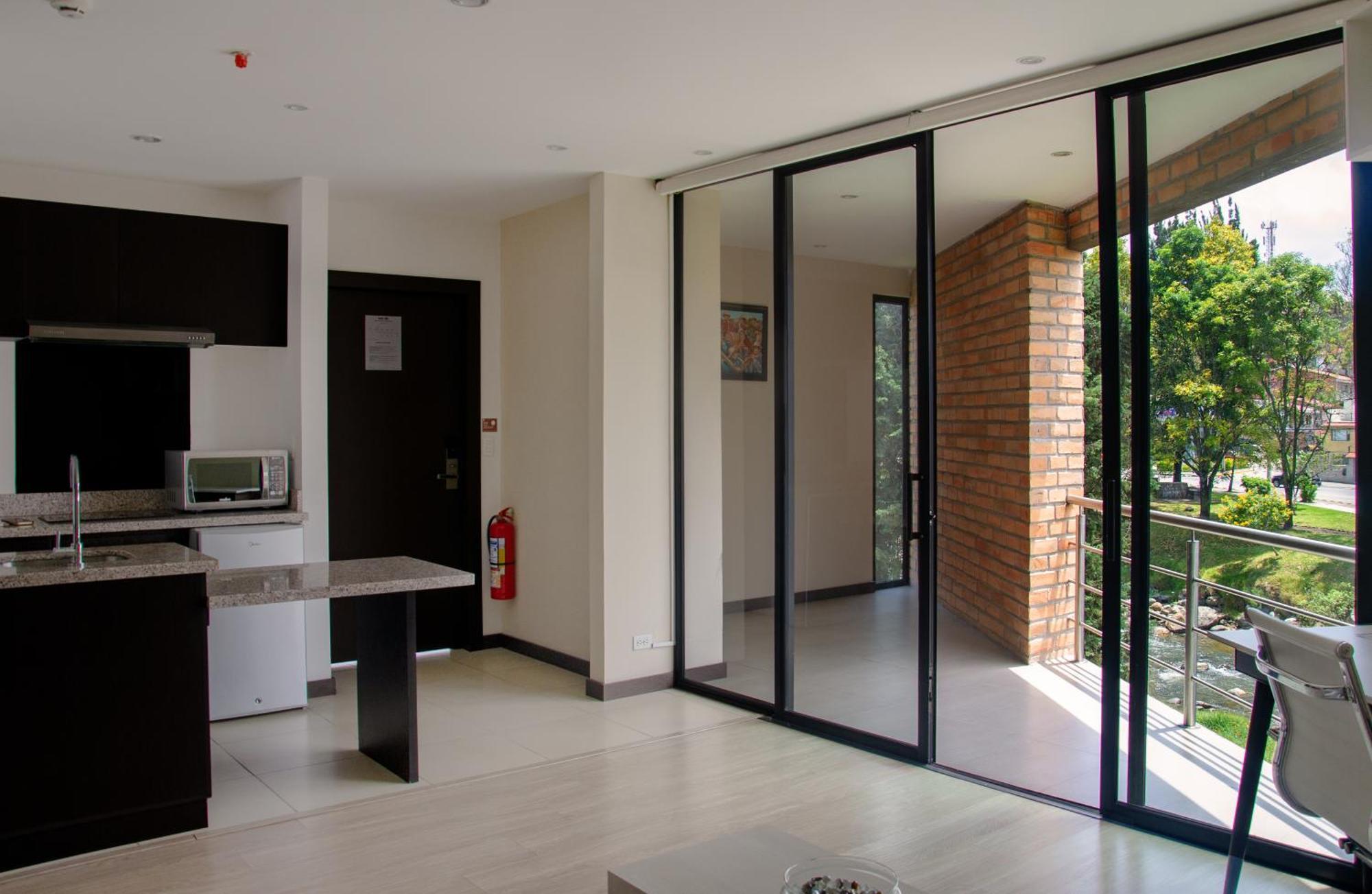 Hotel & Suites En Cuenca, Venue Batan クエンカ エクステリア 写真